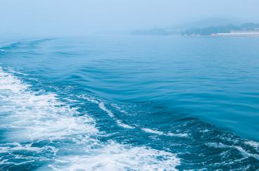 你問我想要去何方，我指著大海的方向